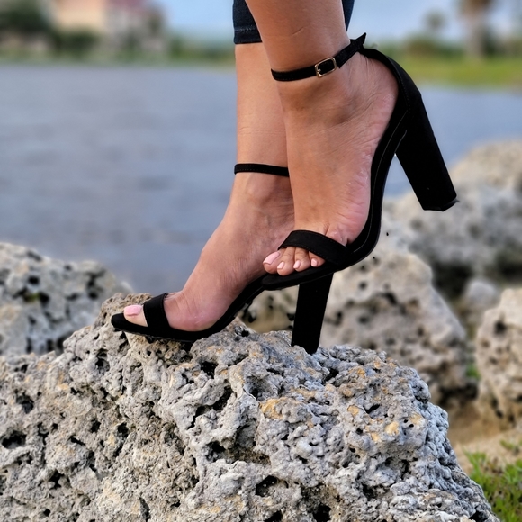 ✨Host Pick✨ NWOT Black Suede Ankle Strap Block Heel Dress Sandals - Picture 5 of 6